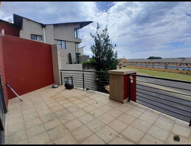 1 BEDROOM APARTMENT FOR SALE IN ROOIHUISKRAAL NORTH